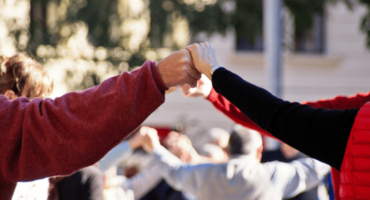 Personas unidas de la mano en una actividad comunitaria por la igualdad en municipios 2025