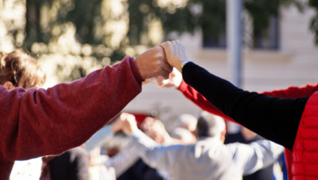 Personas unidas de la mano en una actividad comunitaria por la igualdad en municipios 2025