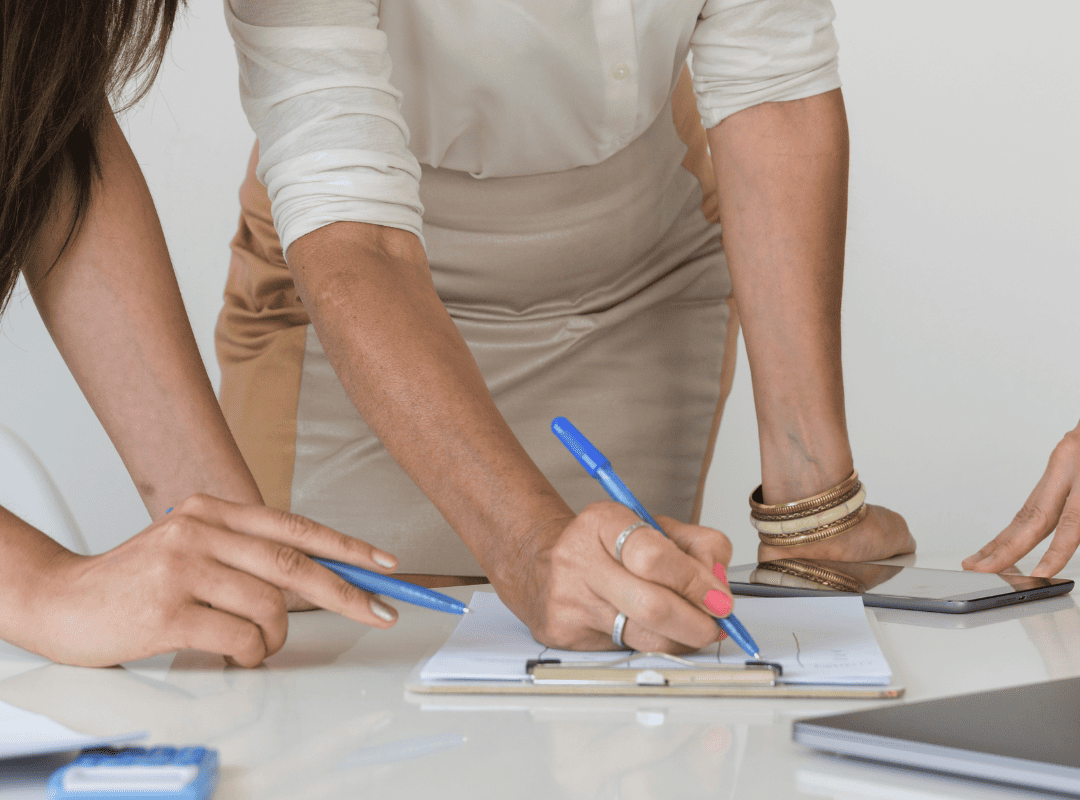 Inspección de trabajo de igualdad Personas revisando y firmando documentación relacionada con el plan de igualdad en una empresa