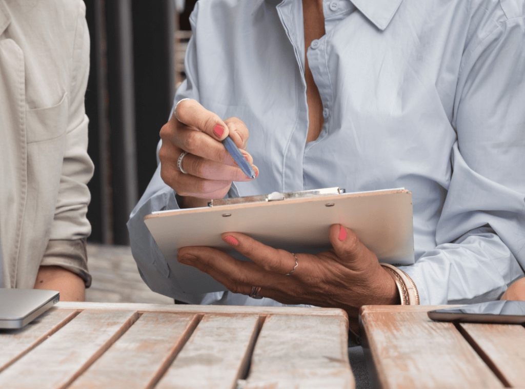 Profesional completando documentación del plan de igualdad en una tablet durante una reunión de empresa